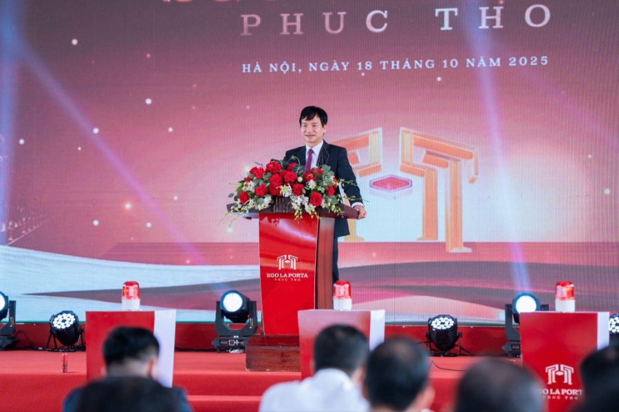 Bí thư Đảng uỷ, Chủ tịch HĐND xã Phúc Thọ phát biểu tại sự kiện.