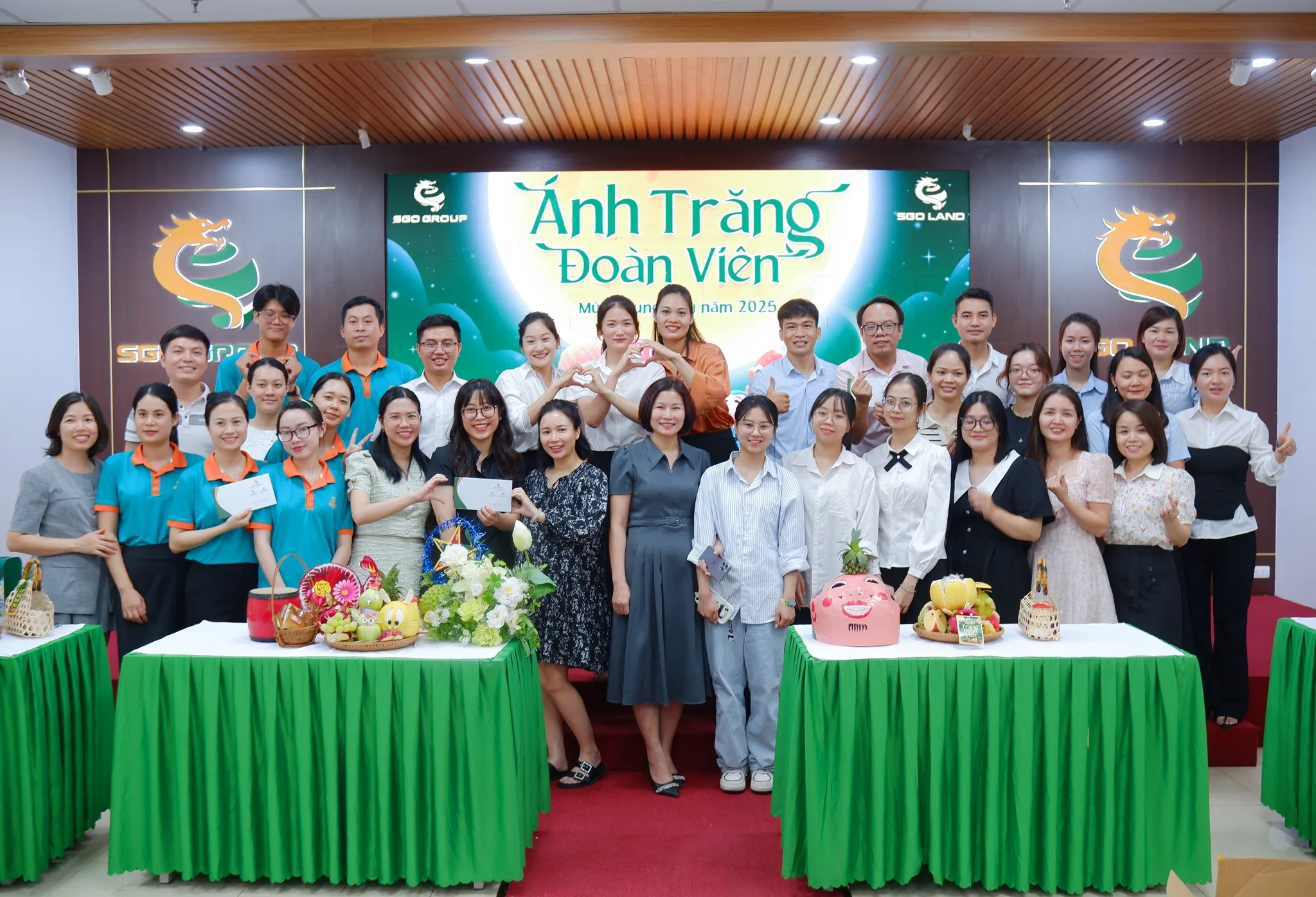 Hình ảnh tập thể CBNV