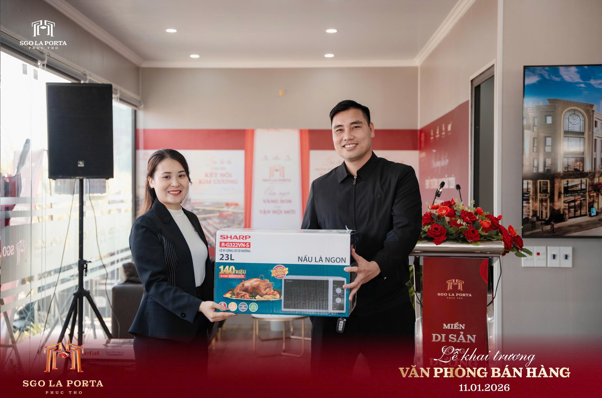 Khách hàng nhận những phần quà tri ân