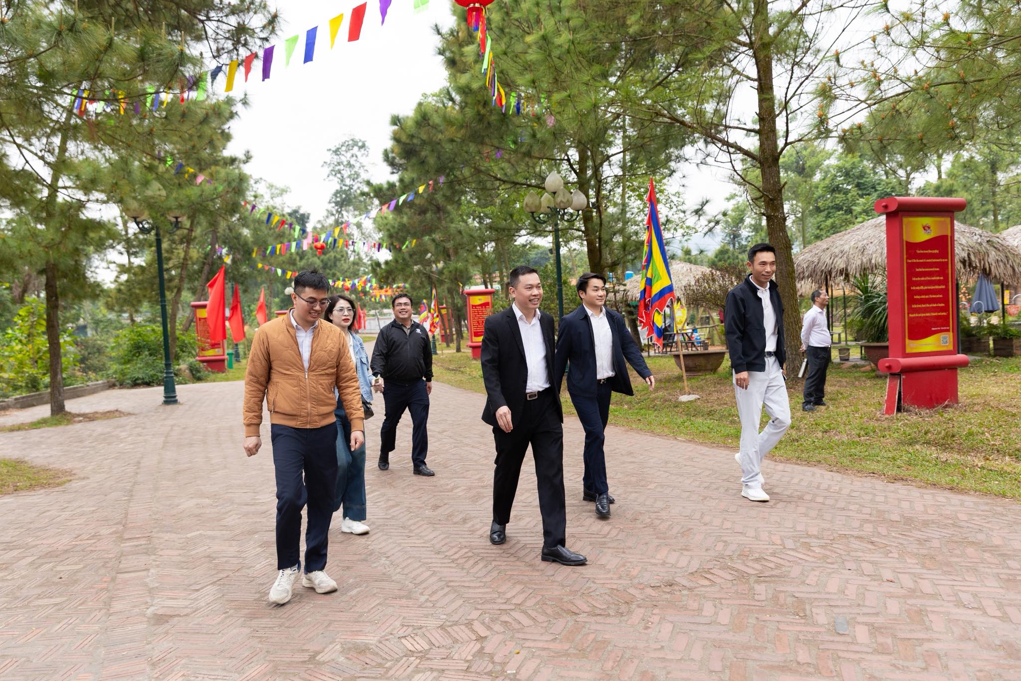 Chủ tịch Vũ Kim Giang cùng các CBNV du xuân