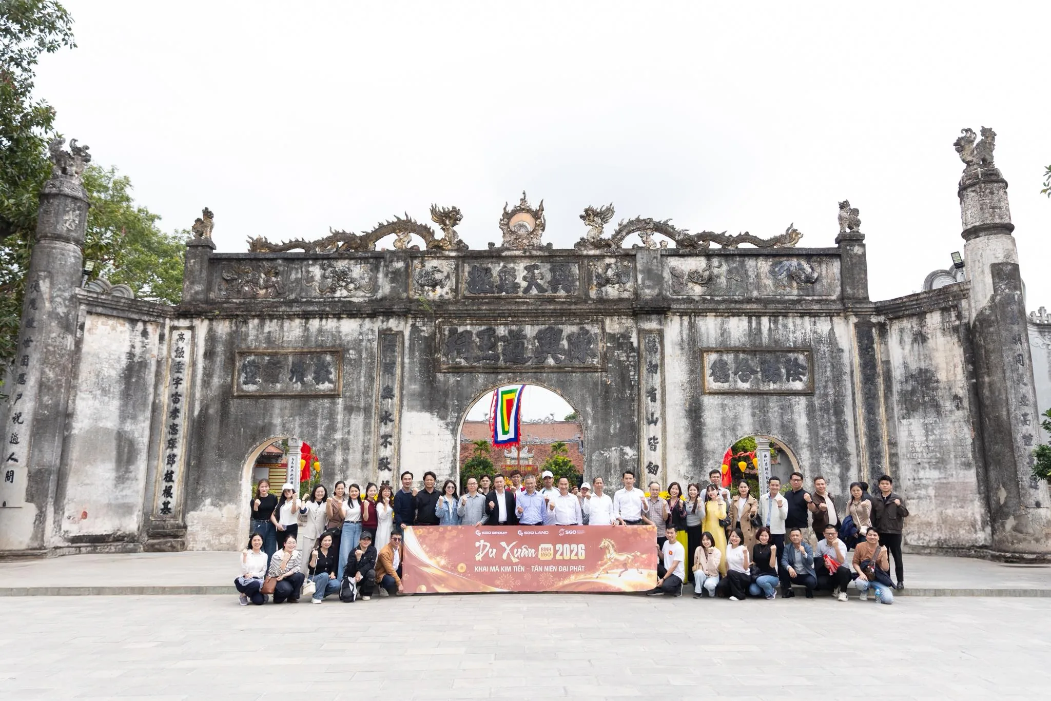 Lãnh đạo, CBNV SGO Group chụp ảnh tại Khu di tích Côn Sơn Kiếp Bạc