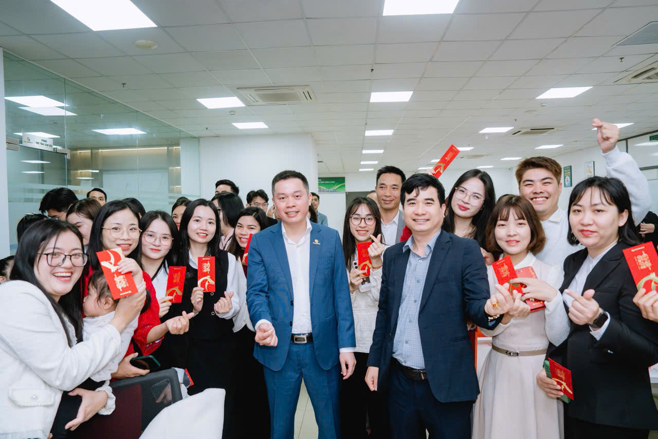 Những bao lì xì may mắn được trao đến tay CBNV