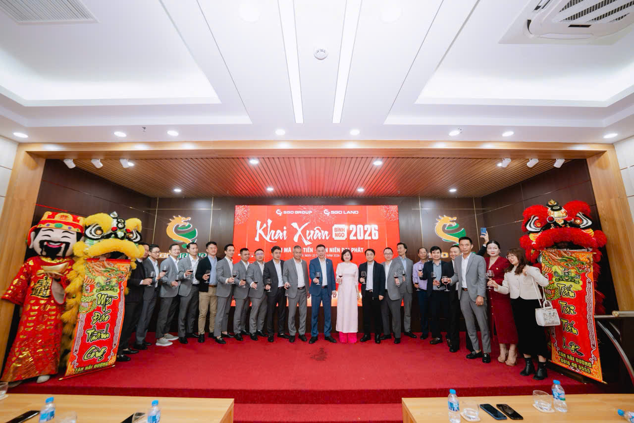 Nâng ly chúc cho một năm mới mã đáo thành công