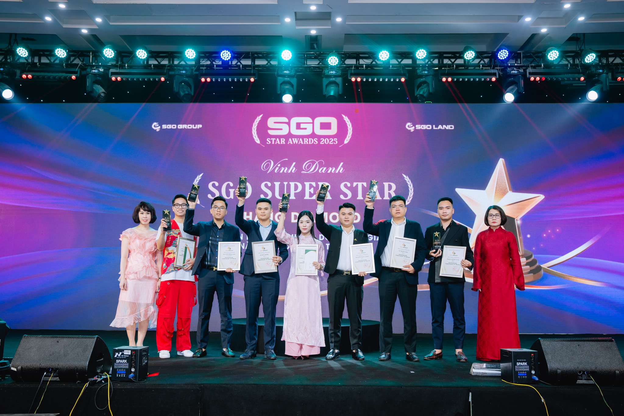 Vinh danh các CBNV, đơn vị có thành tích tốt trong năm qua