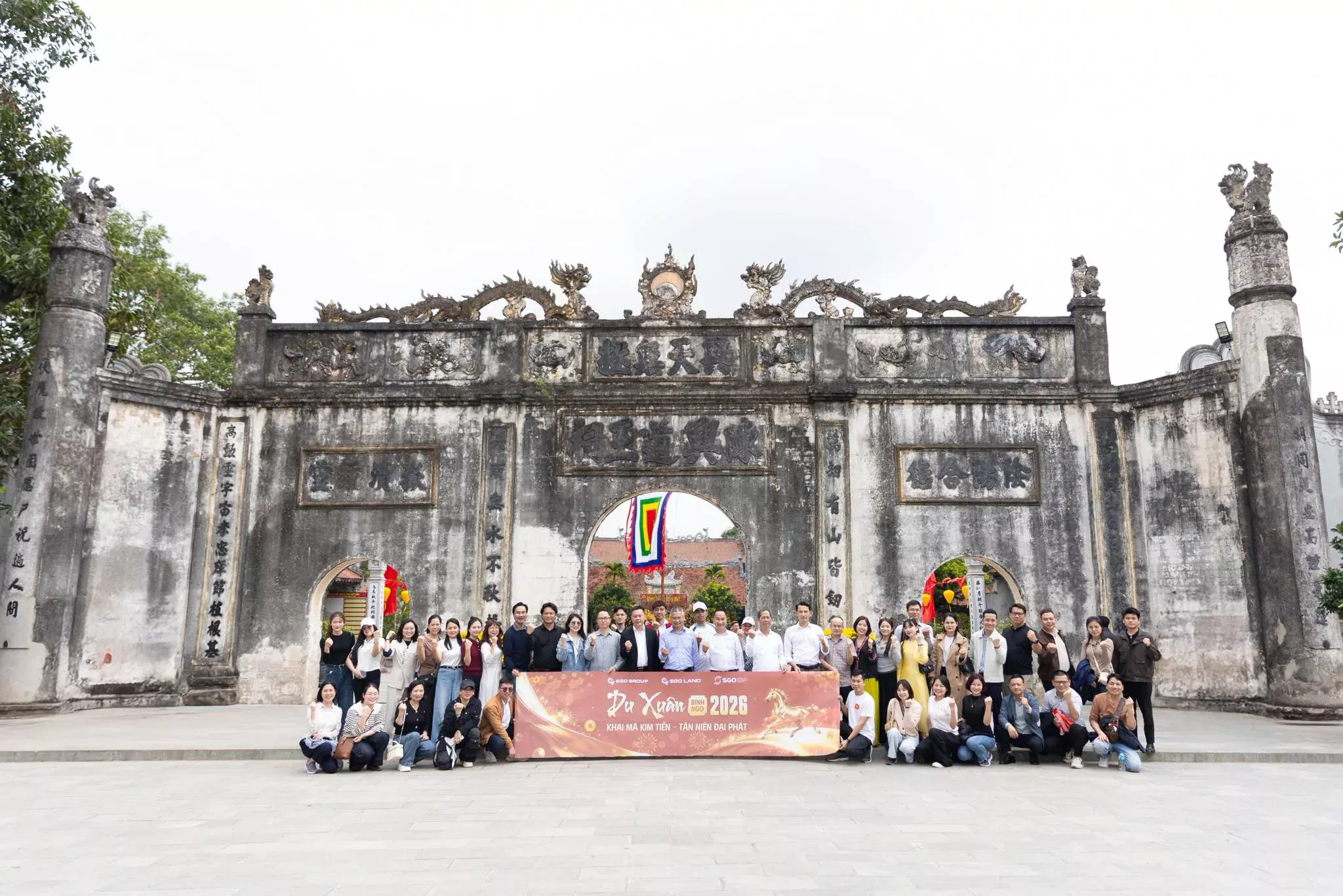Lãnh đạo, CBNV SGO Group chụp ảnh tại Khu di tích Côn Sơn Kiếp Bạc