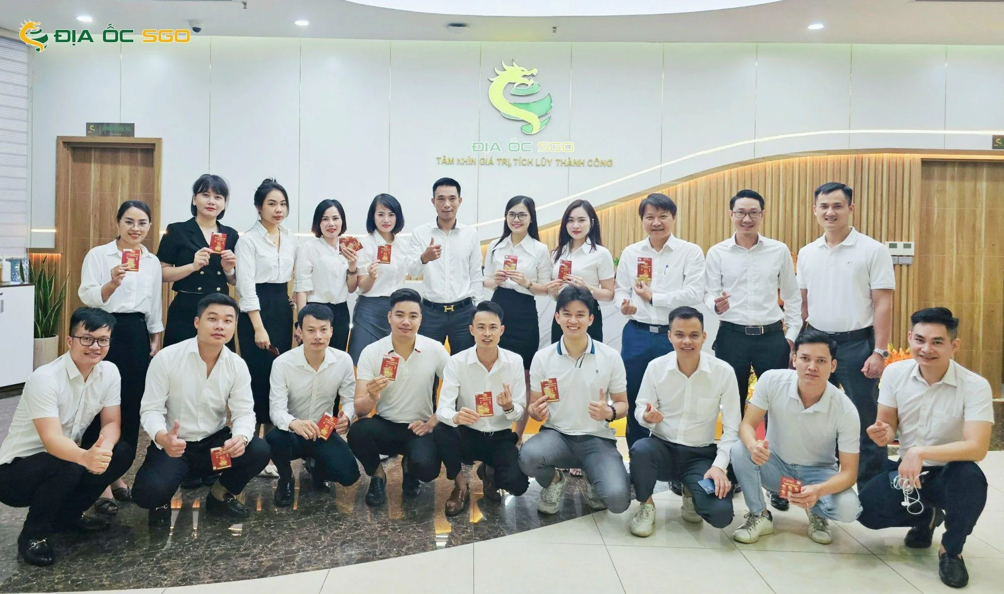 Các nhân viên kinh doanh tại Địa Ốc SGO nhận thưởng vàng