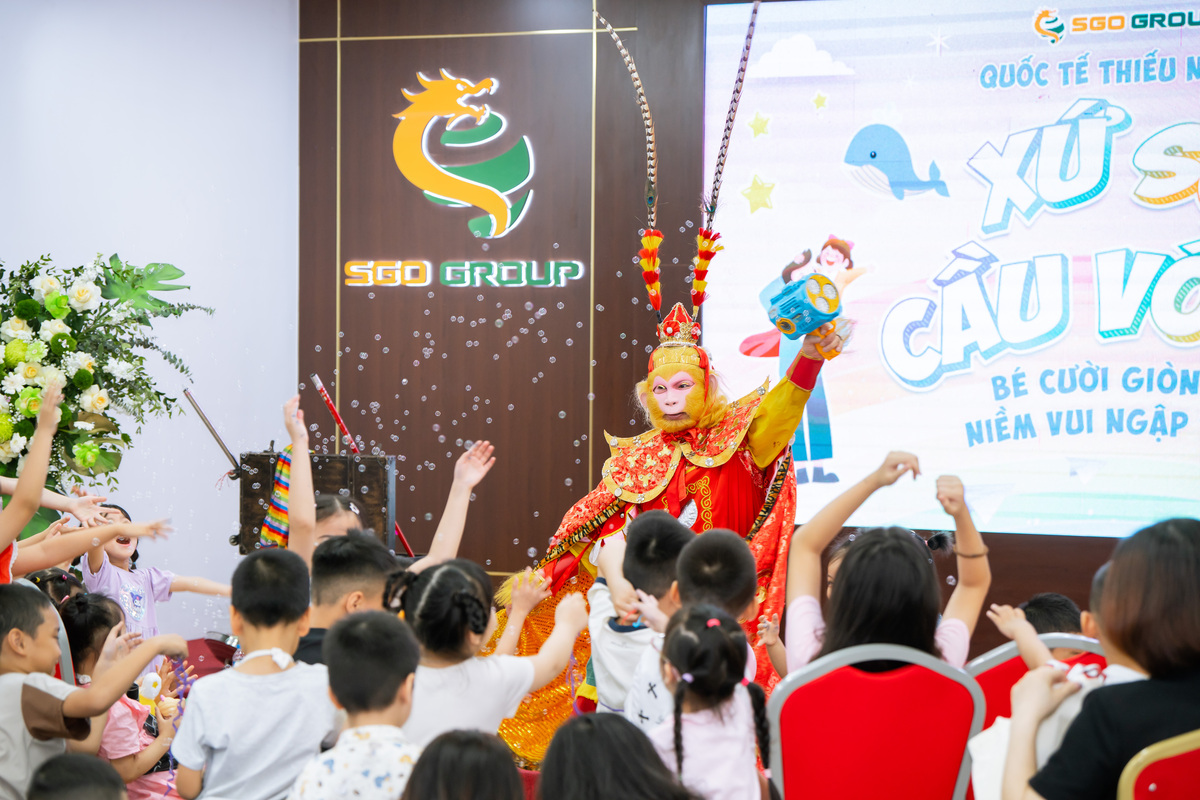Các bé vui chơi với ảo thuật gia