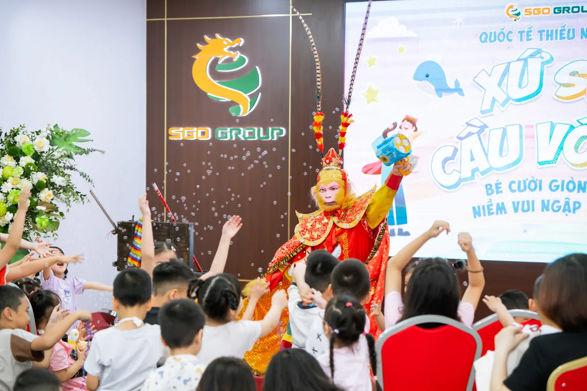 Các bé vui chơi với ảo thuật gia