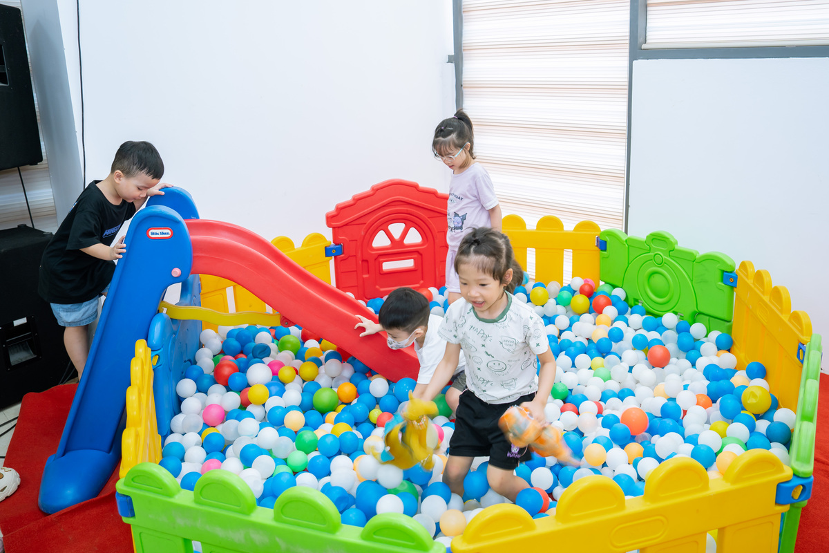 Các bé vui chơi tại khu vực nhà bóng