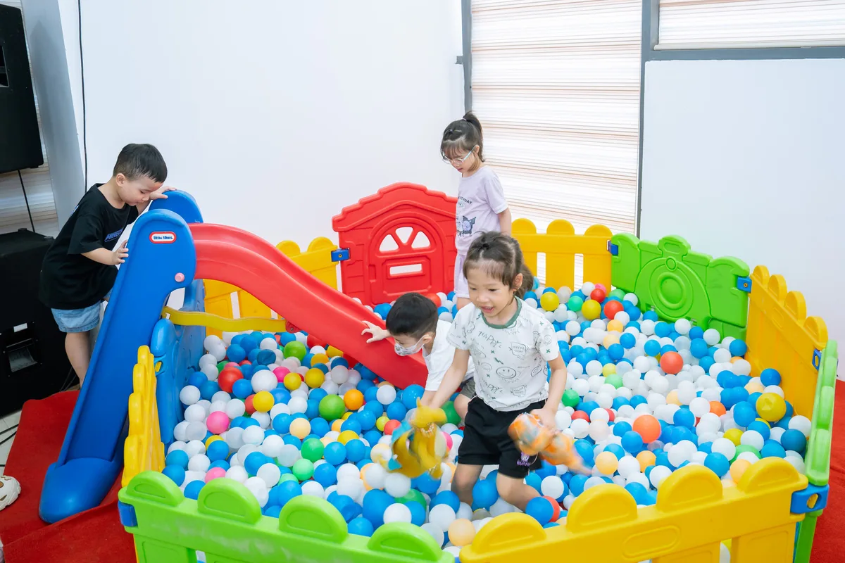 Các bé vui chơi tại khu vực nhà bóng