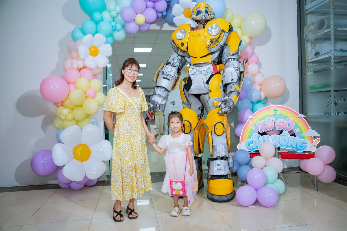 Bé và mẹ chụp ảnh cùng mascot