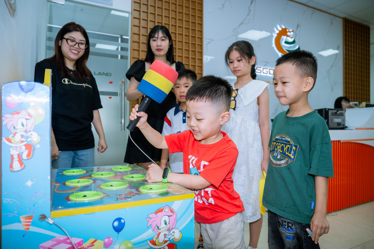 Các bé hào hứng tham gia trò chơi
