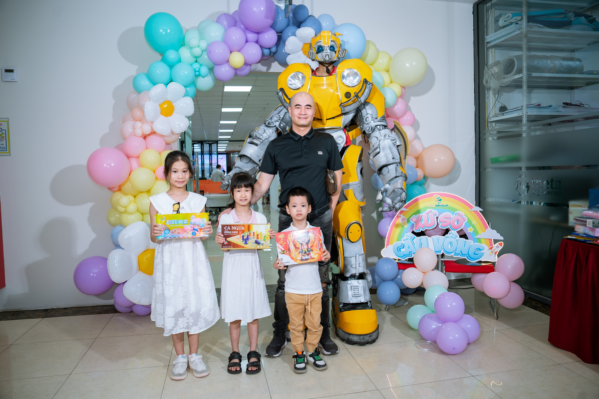 Các bé và người thân chụp ảnh cùng mascot