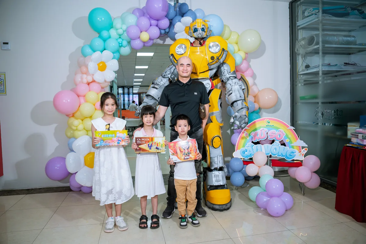 Các bé và người thân chụp ảnh cùng mascot