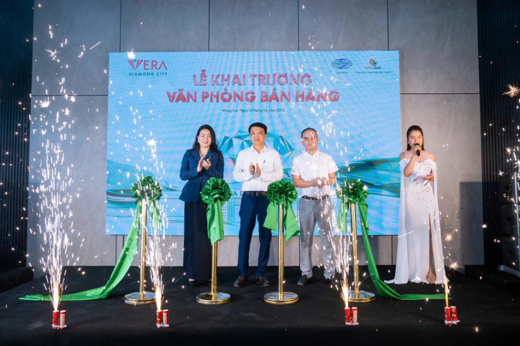 Đại diện chủ đầu tư Vinaconex và đại lý phân phối độc quyền SGO Land cắt băng khai trương VPBH dự án Vera Diamond City
