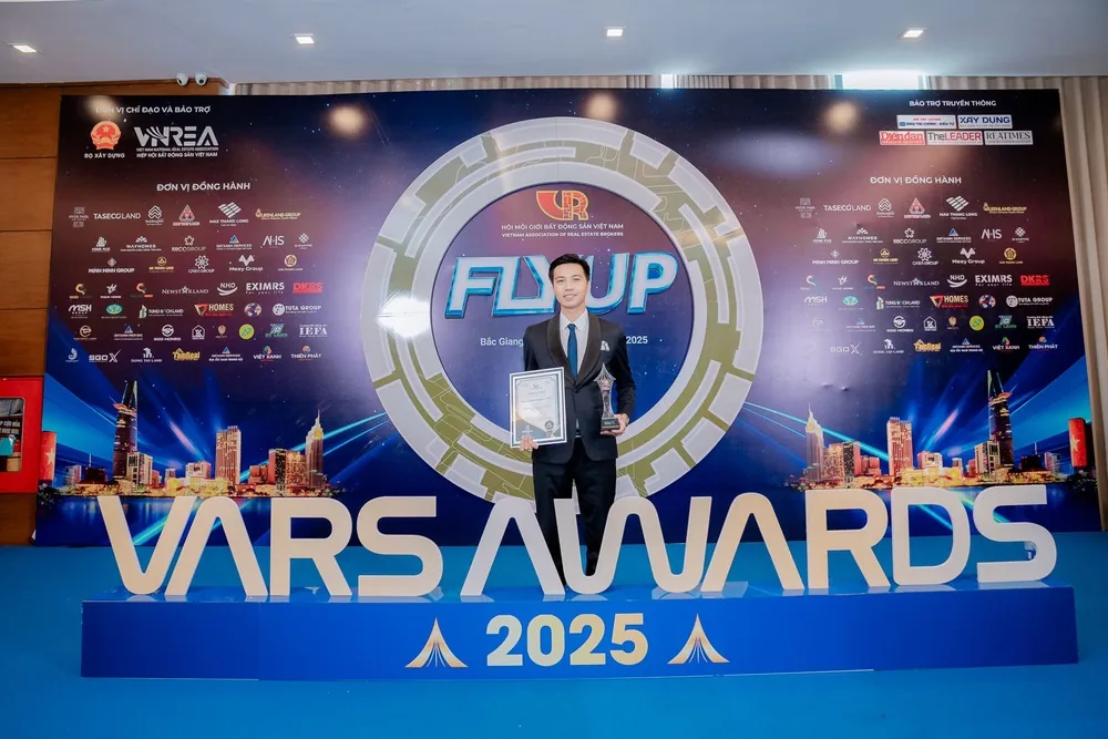 Đại diện SGO X nhận giải ở hạng mục TOP 10 SÀN GIAO DỊCH BẤT ĐỘNG SẢN TIÊU BIỂU VIỆT NAM