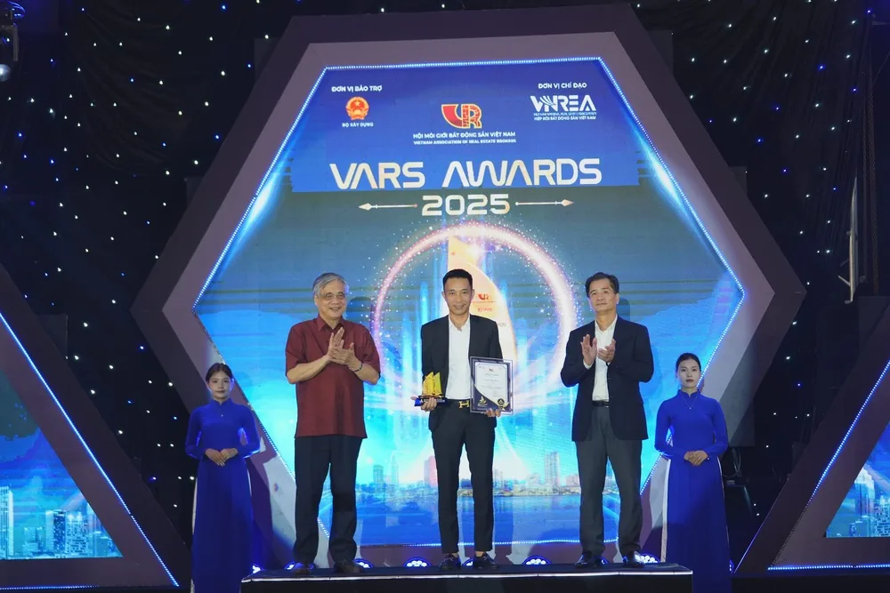 Ông Vũ Kim Tuấn nhận giải thưởng Cánh buồm vàng dành cho TOP 10 NHÂN VẬT TRUYỀN CẢM HỨNG BẤT ĐỘNG SẢN VIỆT NAM