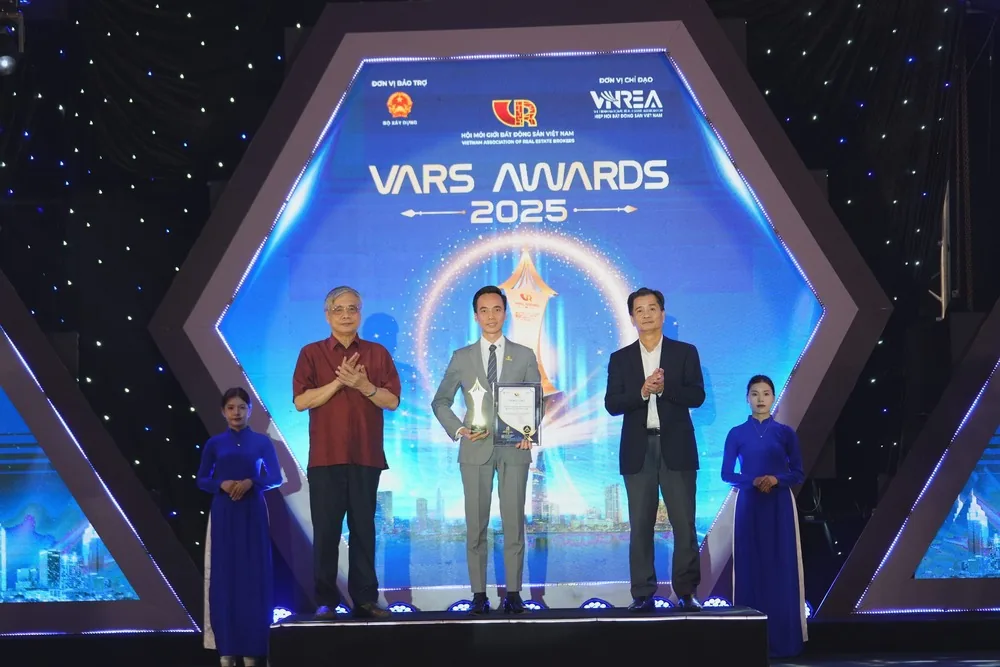 Ông Lê Đình Chung, Phó TGĐ SGO Land, nhận danh hiệu “CẦU VÀNG” cao quý