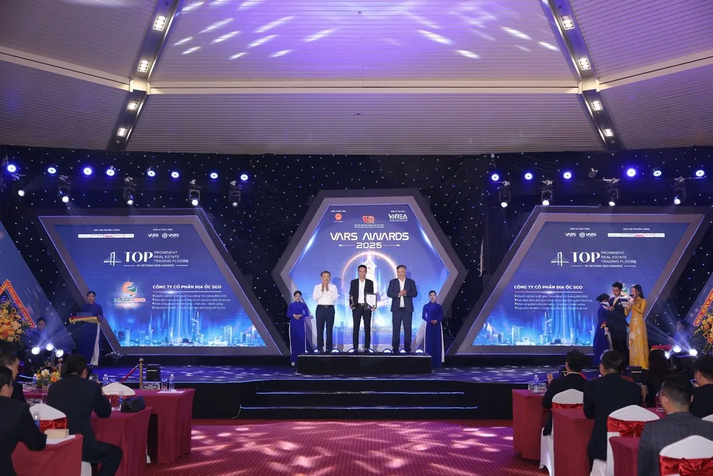 Ông Vũ Kim Tuấn, TGĐ Địa ốc SGO, nhận giải thưởng TOP 10 SÀN GIAO DỊCH BẤT ĐỘNG SẢN TIÊU BIỂU VIỆT NAM