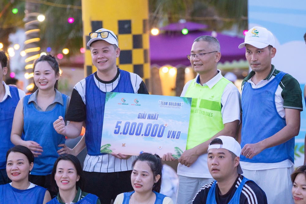 Đội chơi giải Nhất nhận thưởng từ Ban lãnh đạo