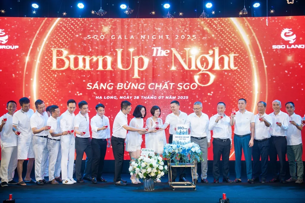 Các lãnh đạo và CBVN nâng ly mừng sinh nhật Chủ tịch Vũ Kim Giang và sự thành công của chuỗi sự kiện SGO Vacation 2025.