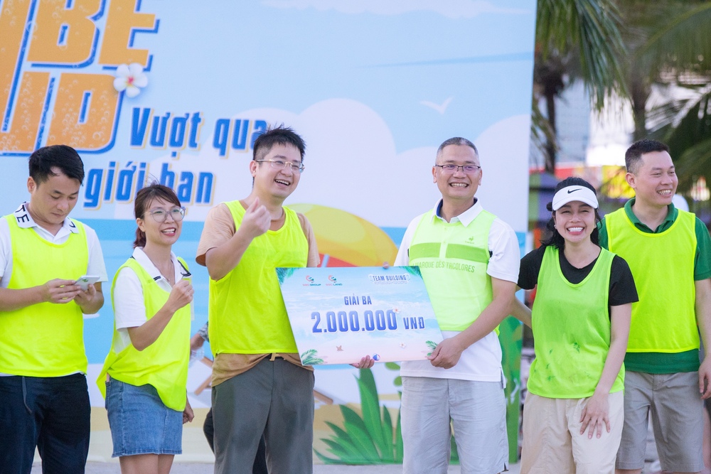 Đội chơi nhận thưởng giải Ba từ Ban lãnh đạo