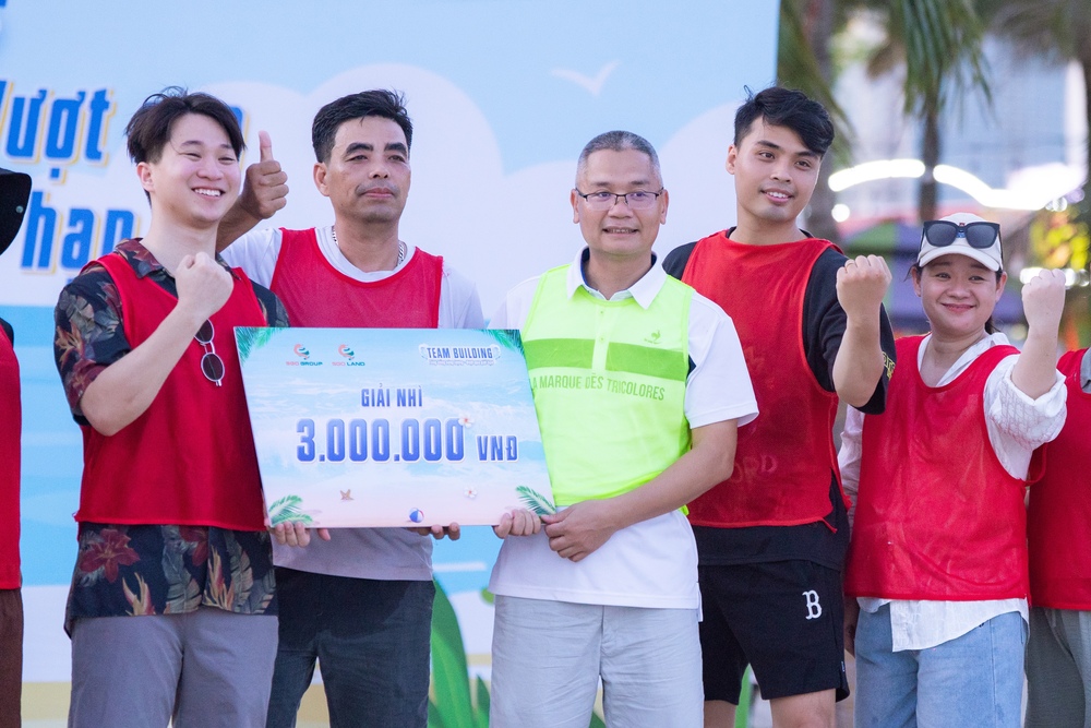 Đội chơi giải Nhì nhận thưởng từ Ban lãnh đạo